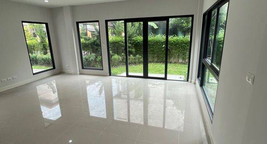 For sale 4 bedrooms house in Saphan Sung, Bangkok