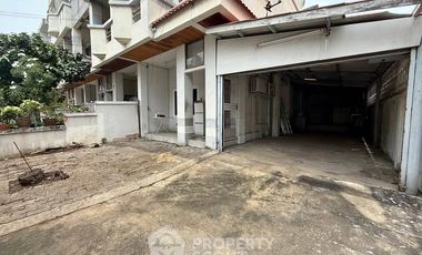 For rent 3 bedrooms townhouse in Bang Na, Bangkok