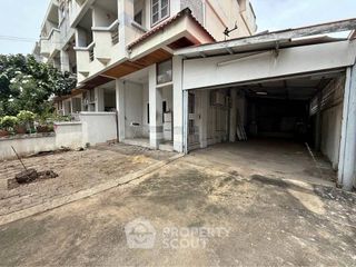 For rent 3 bedrooms townhouse in Bang Na, Bangkok