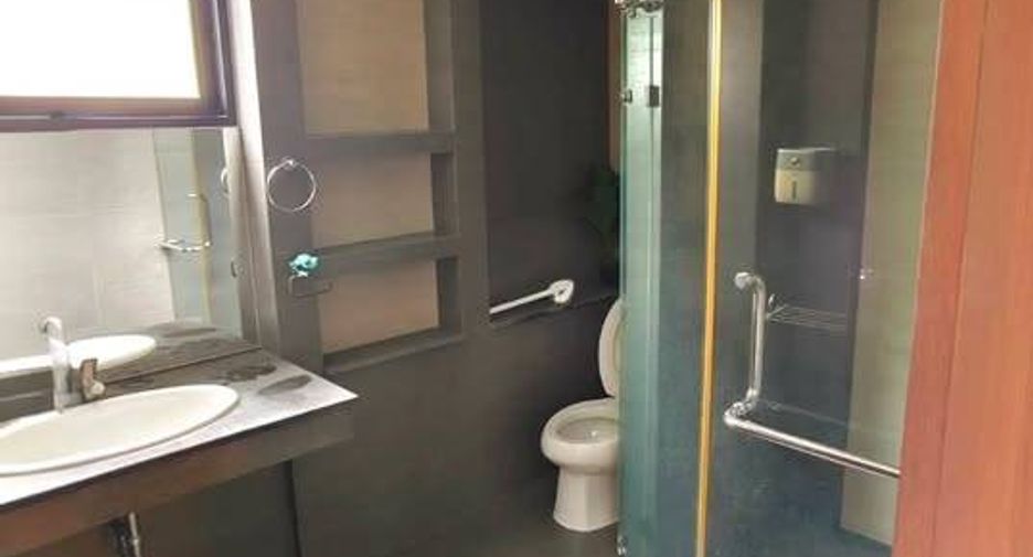 Casa en alquiler de 3 habitaciones en Si Racha, Chonburi