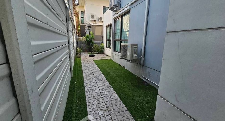 For rent 4 bedrooms house in Wang Thonglang, Bangkok