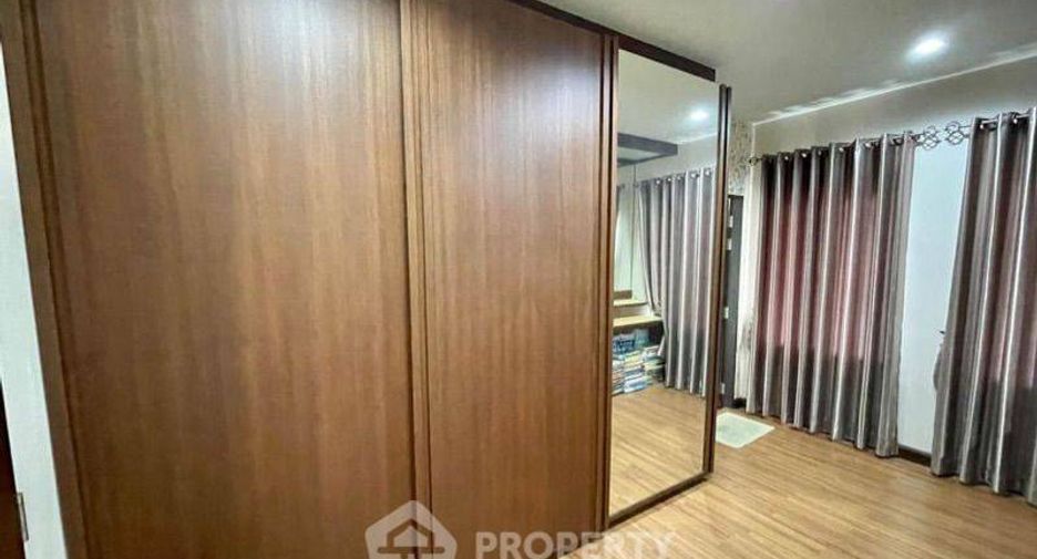 Casa adosada en venta de 5 habitaciones en Mueang Chon Buri, Chonburi