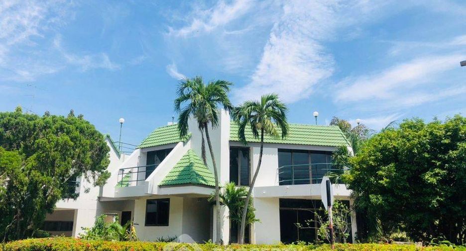 For sale 4 bedrooms house in Sattahip, Chonburi