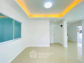 À vendre 3 chambres maison de ville à Si Racha, Chonburi