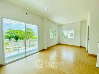 À vendre 3 chambres maison de ville à Si Racha, Chonburi