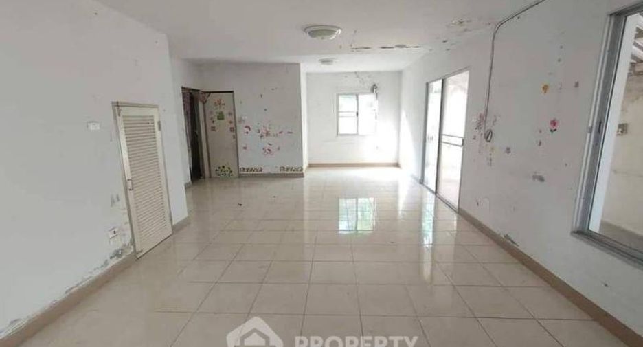 Casa adosada en venta de 3 habitaciones en Mueang Chon Buri, Chonburi