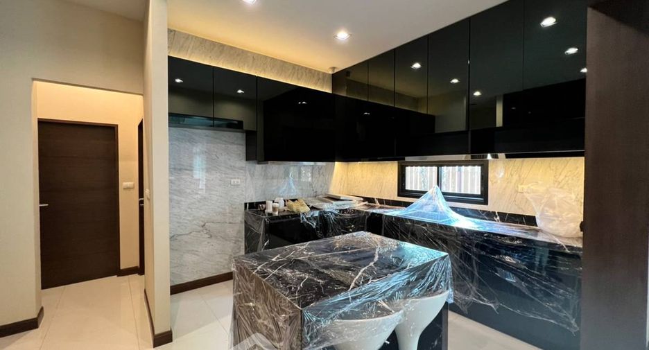 For sale 5 bedrooms house in Lat Krabang, Bangkok
