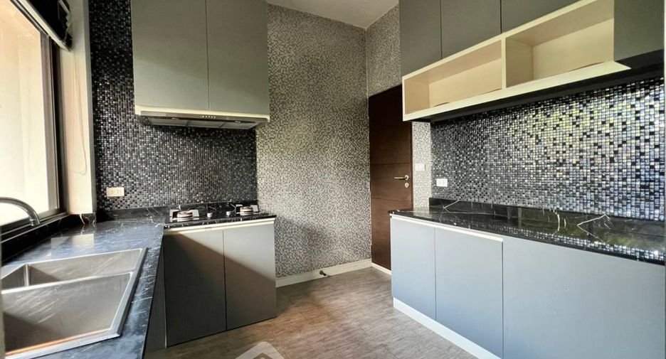 For sale 5 bedrooms house in Lat Krabang, Bangkok