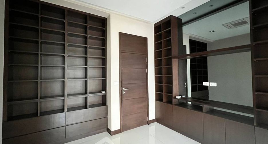 For sale 5 bedrooms house in Lat Krabang, Bangkok