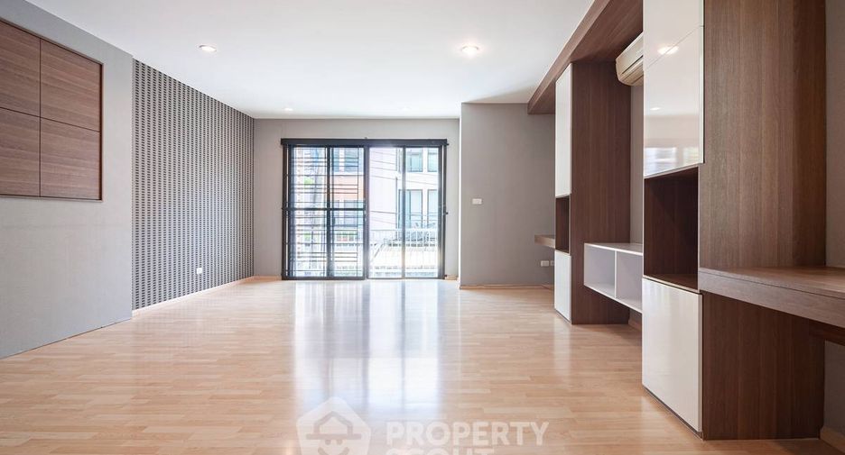 For sale 3 bedrooms townhouse in Suan Luang, Bangkok