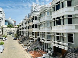 À louer 4 chambres maison de ville à Watthana, Bangkok