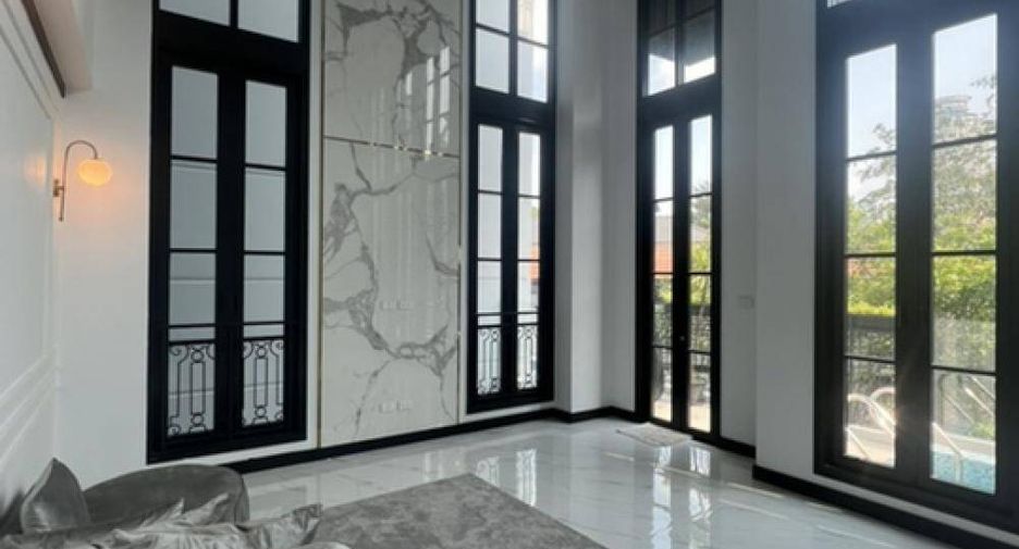 For rent 4 bedrooms house in Khlong Toei, Bangkok