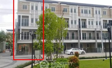 For rent 3 bedrooms townhouse in Bang Na, Bangkok