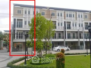 For rent 3 bedrooms townhouse in Bang Na, Bangkok