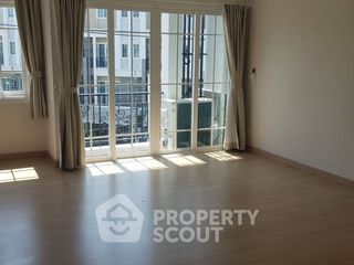 For rent 3 bedrooms townhouse in Bang Na, Bangkok