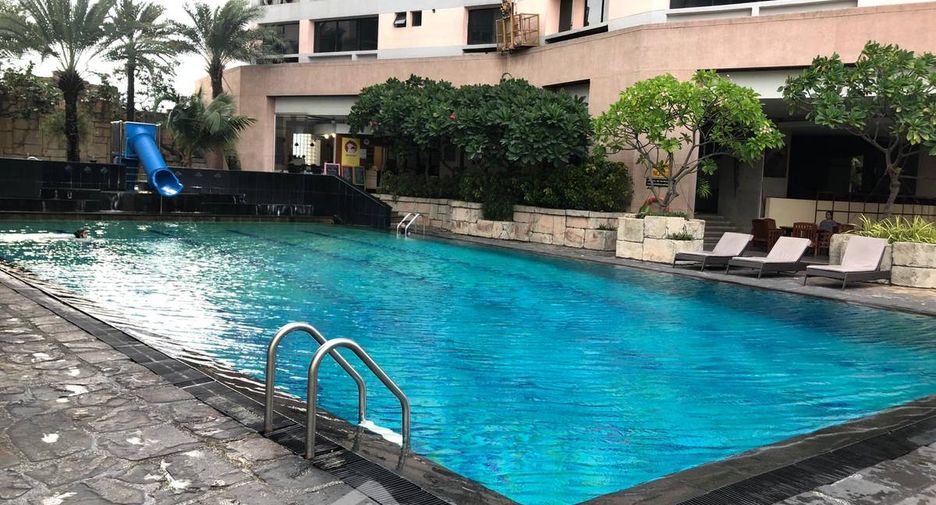 For rent 3 bedrooms condo in Khlong Toei, Bangkok