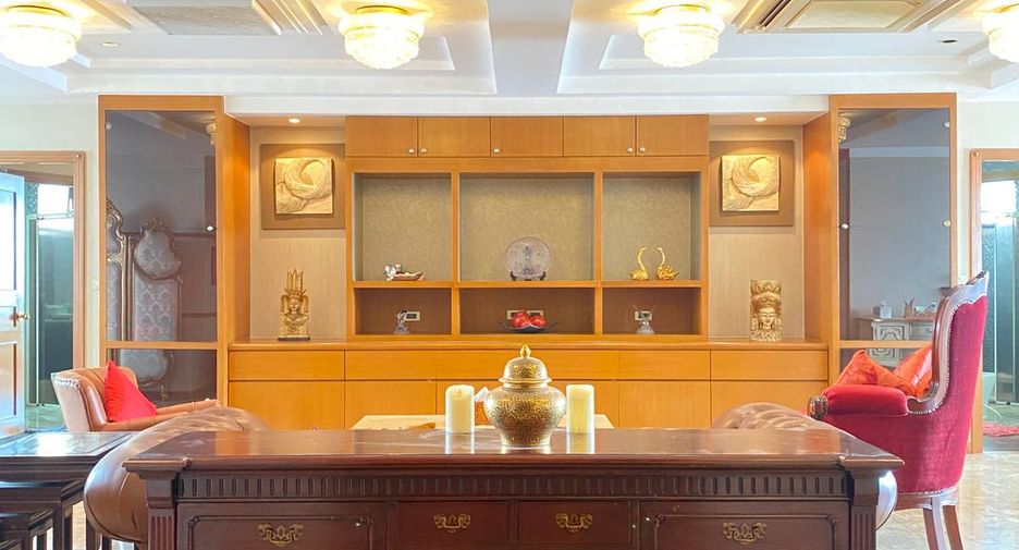 For rent 3 bedrooms condo in Khlong Toei, Bangkok