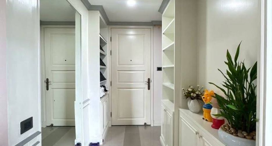 For sale 2 bedrooms condo in Huai Khwang, Bangkok