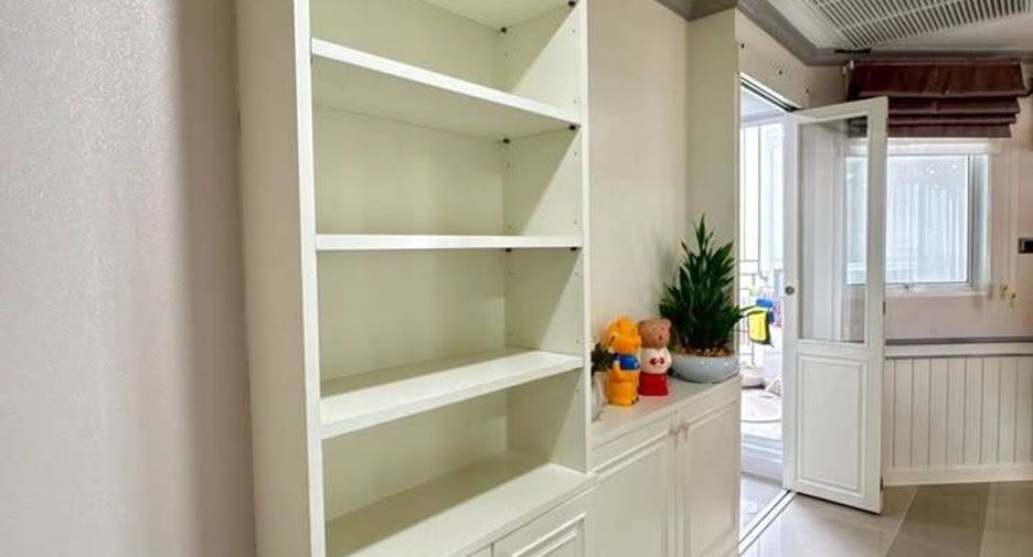 For sale 2 bedrooms condo in Huai Khwang, Bangkok