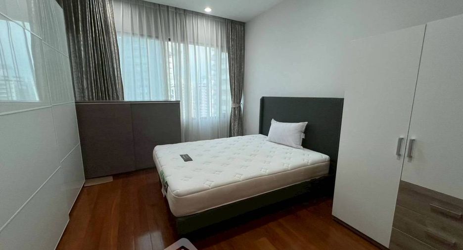 For sale 3 bedrooms condo in Khlong Toei, Bangkok