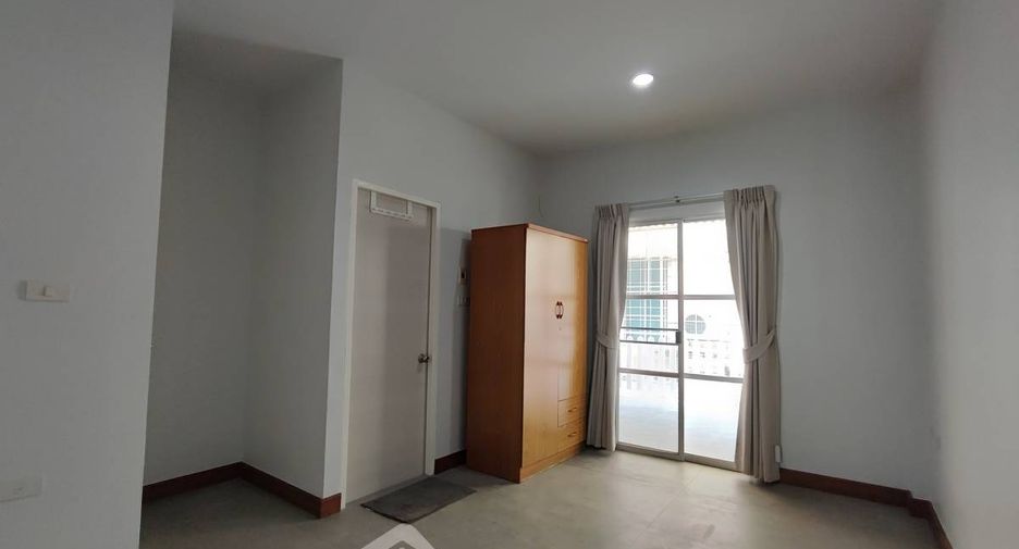 Casa adosada en venta de 3 habitaciones en Huai Khwang, Bangkok