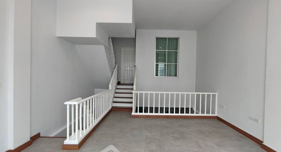Casa adosada en venta de 3 habitaciones en Huai Khwang, Bangkok
