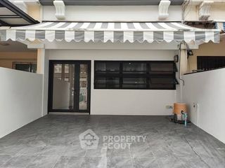 For sale 3 bedrooms townhouse in Huai Khwang, Bangkok