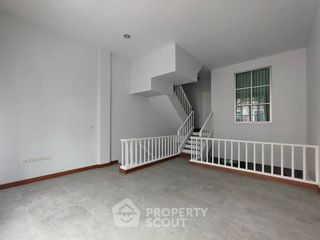 For sale 3 bedrooms townhouse in Huai Khwang, Bangkok