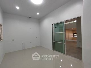 For sale 3 bedrooms townhouse in Huai Khwang, Bangkok