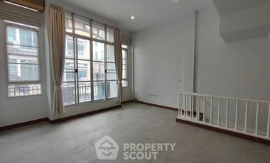 For sale 3 bedrooms townhouse in Huai Khwang, Bangkok