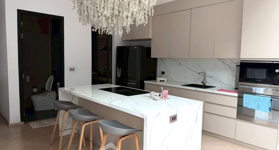 For sale 4 bedrooms townhouse in Watthana, Bangkok