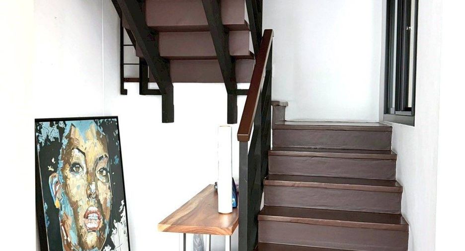 For sale 4 bedrooms townhouse in Watthana, Bangkok