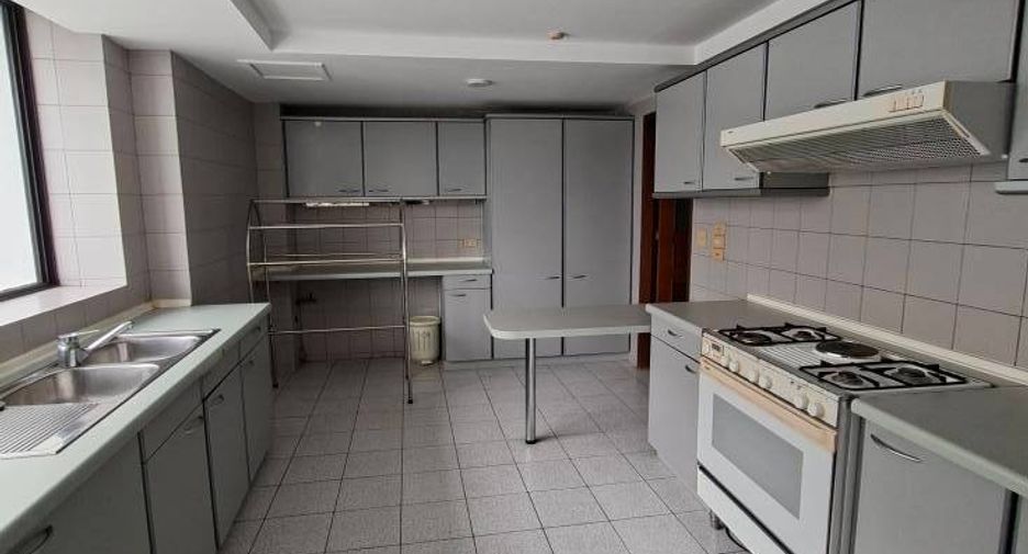 For sale 3 bedrooms condo in Khlong Toei, Bangkok