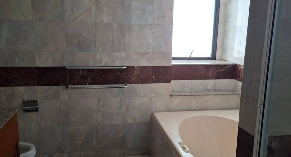 For sale 3 bedrooms condo in Khlong Toei, Bangkok