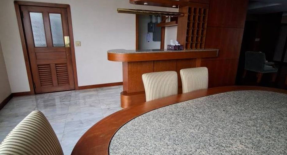 For sale 3 bedrooms condo in Khlong Toei, Bangkok