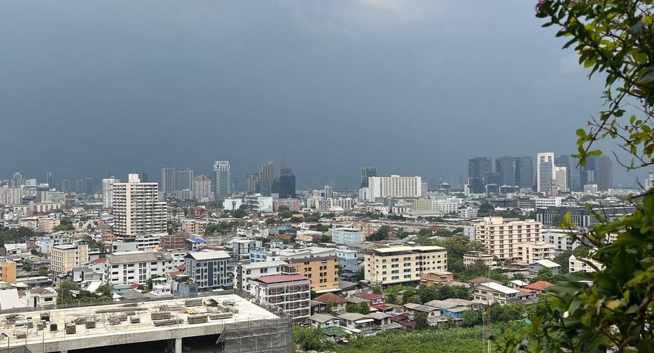 For sale 2 bedrooms condo in Huai Khwang, Bangkok
