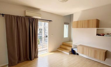 Casa adosada en venta de 3 habitaciones en Suan Luang, Bangkok