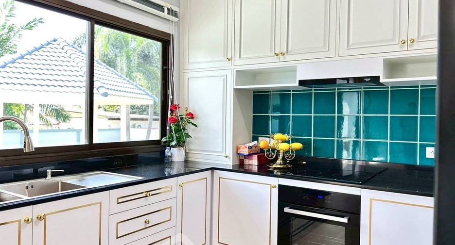 For sale 3 ベッドルーム villa in Sattahip, Chonburi