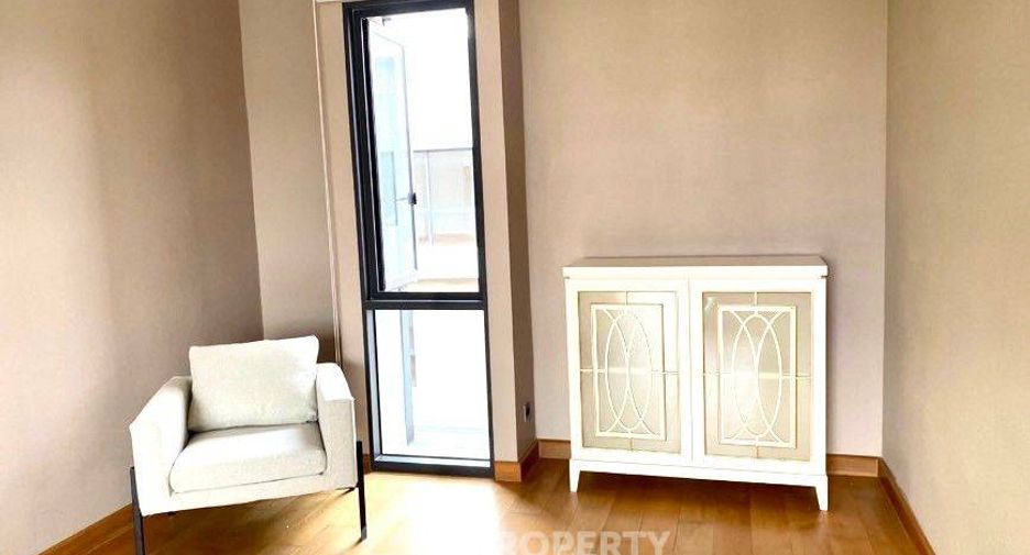 For rent and for sale 5 bedrooms house in Huai Khwang, Bangkok