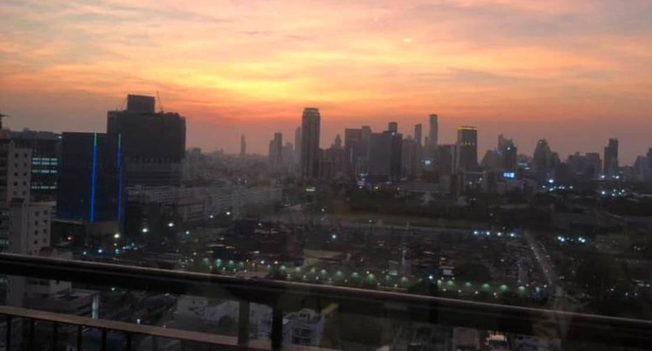 For sale 1 bed condo in Khlong Toei, Bangkok
