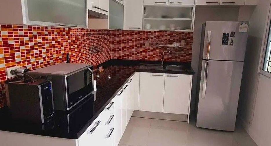 For sale 2 bedrooms townhouse in North Pattaya, Pattaya