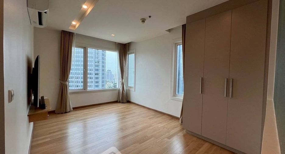 For sale 3 bedrooms condo in Khlong Toei, Bangkok