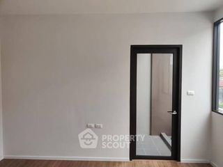 For sale 4 ベッドルーム townhouse in Saphan Sung, Bangkok