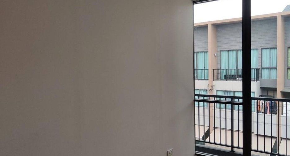 For sale 4 bedrooms townhouse in Saphan Sung, Bangkok