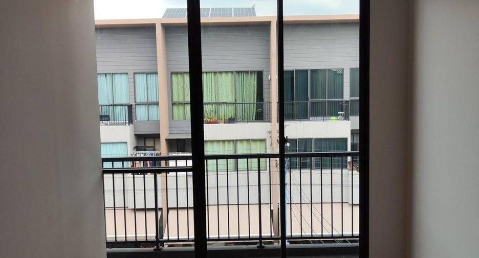 For sale 4 bedrooms townhouse in Saphan Sung, Bangkok
