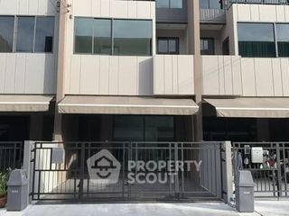 For sale 4 ベッドルーム townhouse in Saphan Sung, Bangkok