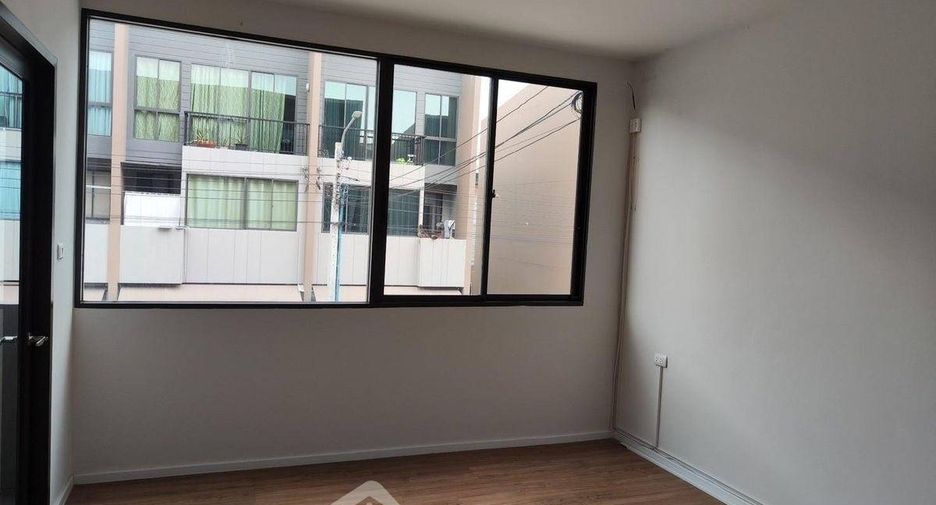 For sale 4 bedrooms townhouse in Saphan Sung, Bangkok