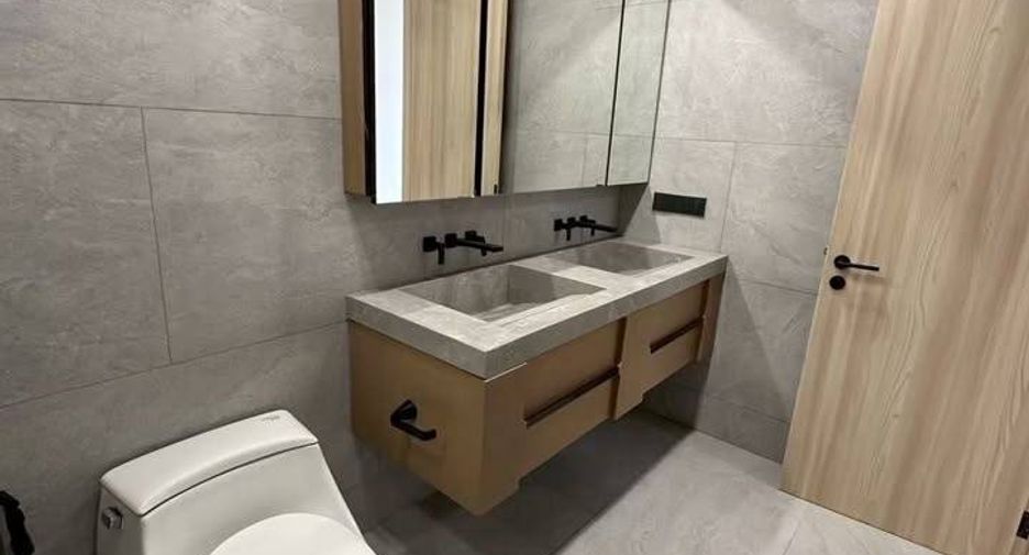 For sale 2 bedrooms condo in Phaya Thai, Bangkok