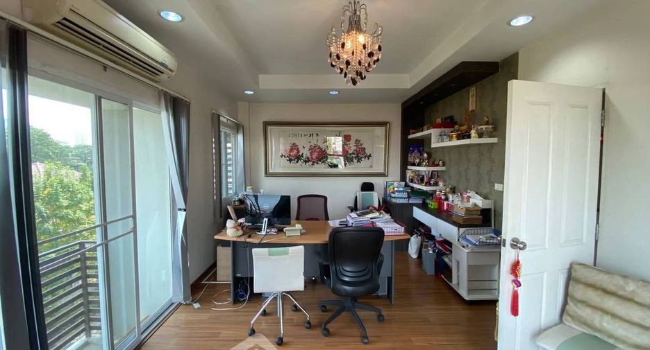 For sale 4 bedrooms townhouse in Yan Nawa, Bangkok