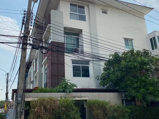 For sale 4 bedrooms townhouse in Yan Nawa, Bangkok